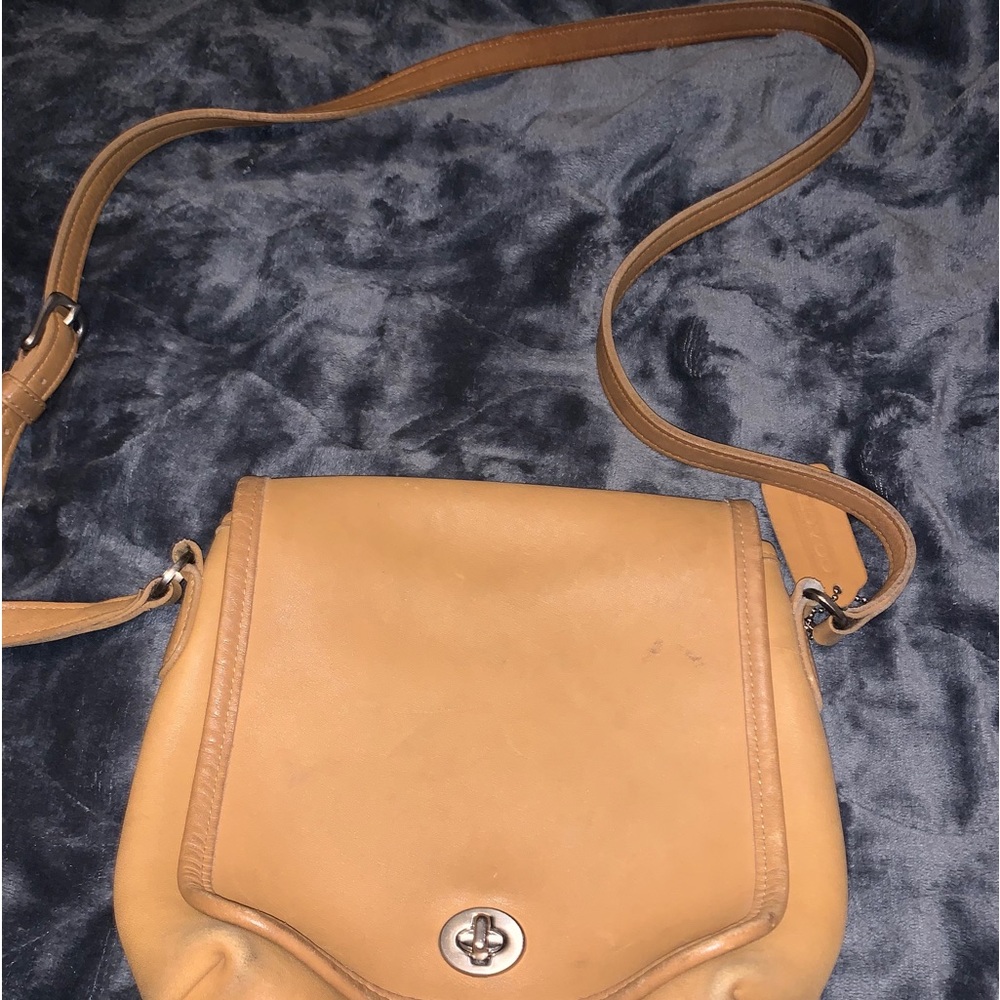 Coach tan Leather Shoulder Bag !